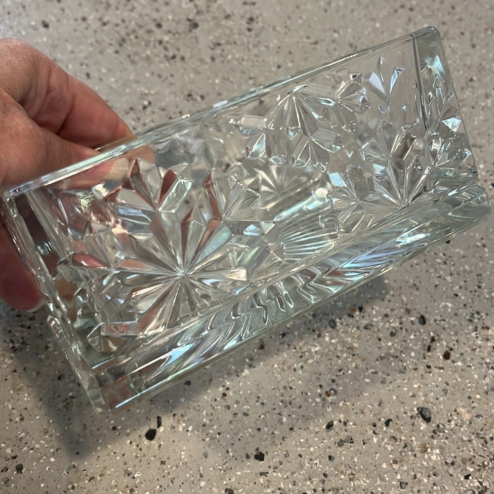 HEAVY CLEAR GLASS CANDY DISH WITH LID SNOWFLAKE PATTERN - Picture 5 of 9